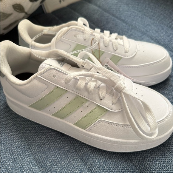 Adidas Classic White Sneakers with Green Stripes - Picture 2 of 9